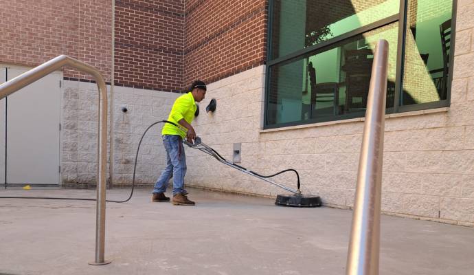 Professional parking lot cleaning with an equipment