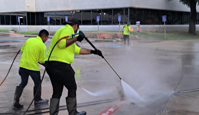 Commercial parking lot cleaning service