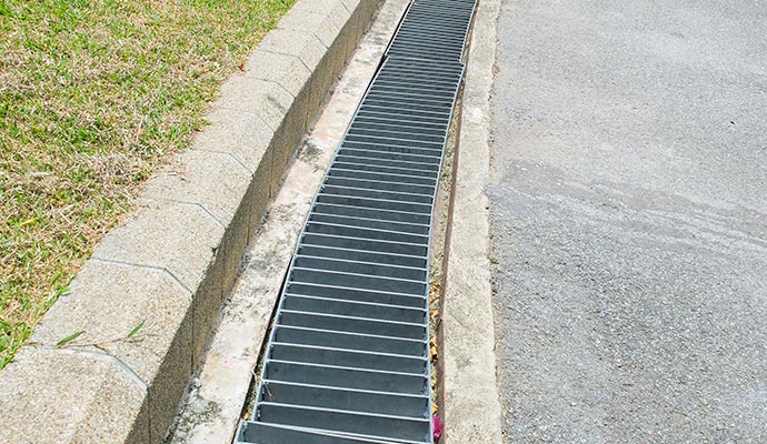 Clean curb drainage system