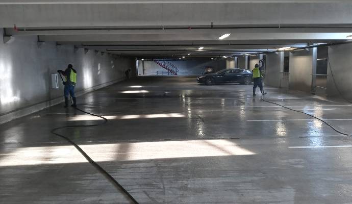 Professional cleaning expetise is cleaning garage
